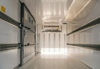 2層式車両で、冷蔵品と冷凍品を同時に輸送